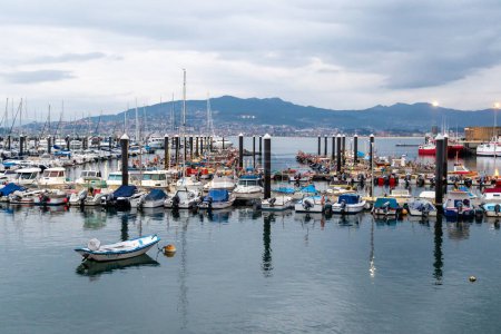 Foto de Baiona, España - 05 de diciembre de 2022: vistas de los barcos amarrados en el puerto de Baiona, Galicia, España - Imagen libre de derechos