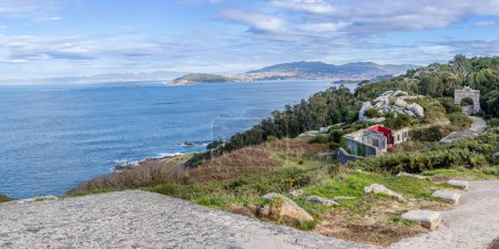 Foto de Vistas al océano atlántico en la ciudad de Baiona, Galicia, España - Imagen libre de derechos