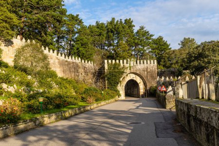Foto de Baiona, España - 05 de diciembre de 2022: detalles del antiguo castillo de Monterreal convertido hoy en un parque público en la ciudad de Baiona, España - Imagen libre de derechos