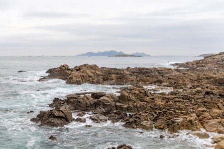 Foto de Olas que se estrellan contra las rocas en el océano Atlántico en la ciudad de Baiona, Galicia, España - Imagen libre de derechos