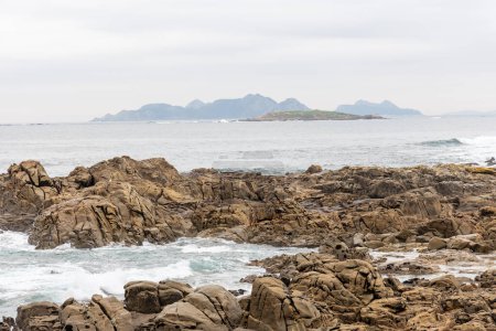 Foto de Olas que se estrellan contra las rocas en el océano Atlántico en la ciudad de Baiona, Galicia, España - Imagen libre de derechos