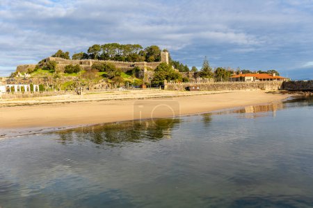 Foto de Baiona, España - 05 de diciembre de 2022: detalles del antiguo castillo de Monterreal convertido hoy en un parque público en la ciudad de Baiona, España - Imagen libre de derechos