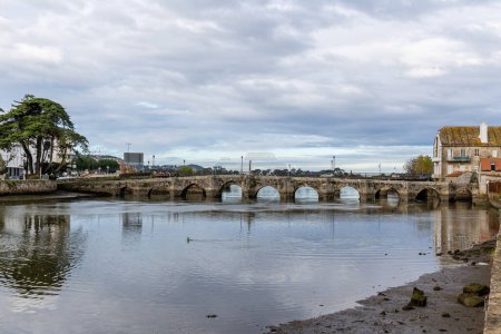 Foto de Baiona, España - 05 de diciembre de 2022: Puente románico de La Ramallosa que conecta las ciudades de Nigran y Baionan en la ciudad de Baiona, España - Imagen libre de derechos