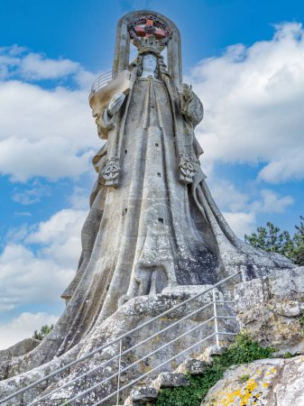 Foto de Baiona, España - 05 de diciembre de 2022: escultura dedicada a la Virgen de la Roca en una montaña cerca de la ciudad de Baiona, España - Imagen libre de derechos