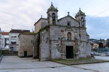 Foto de Baiona, España - 05 de diciembre de 2022: iglesia capilla de santa liberata, edificio medieval en la ciudad de Baiona, España - Imagen libre de derechos