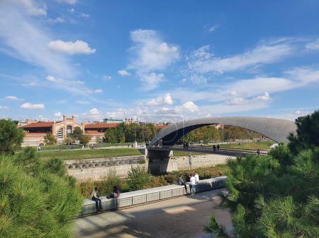 Téléchargez les photos : Manzanares River of Madrid as it passes through the old Slaughterhouse area, today a zone dedicated to cultural events - en image libre de droit
