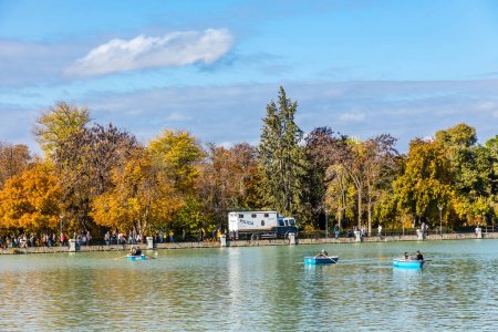 Foto de Lake in Buen Retiro Park, Madrid, Spain. - Imagen libre de derechos