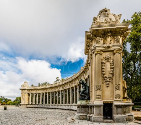 Téléchargez les photos : Artifical lake and monument to Alfonso XII in the Buen Retiro Park, one of the main attractions of Madrid, Spain. - en image libre de droit
