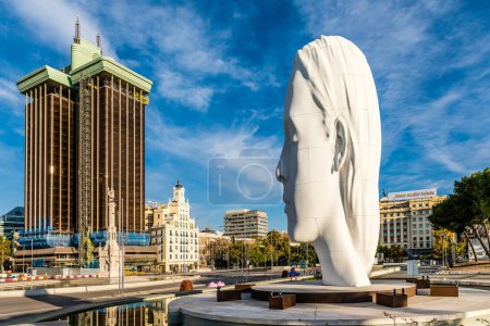 Téléchargez les photos : Sculpture moderne intitulée Julia par Jaume Plensa Sune située sur la Plaza de Colon à Madrid, Espagne. - en image libre de droit