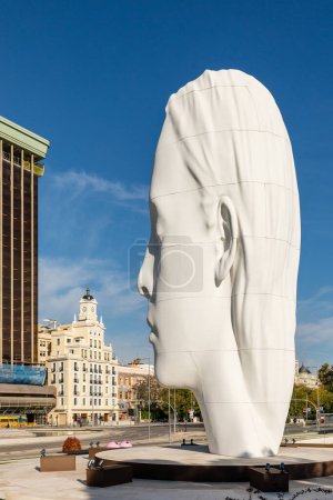 Foto de Modern sculpture titled Julia by Jaume Plensa Sune located at the Plaza de Colon in Madrid, Spain. - Imagen libre de derechos