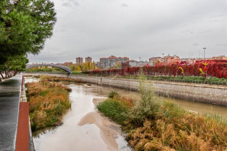 Téléchargez les photos : Centre culturel appelé Matadero Madrid, dans le quartier de Madrid connu sous le nom de Madrid-rio, à côté de la rivière Manzanares. - en image libre de droit