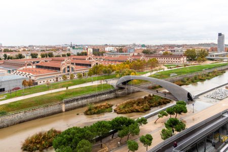 Téléchargez les photos : Centre culturel appelé Matadero Madrid, dans le quartier de Madrid connu sous le nom de Madrid-rio, à côté de la rivière Manzanares. - en image libre de droit