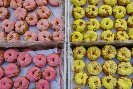 Téléchargez les photos : Une vue panoramique sur les délicieux beignets glacés de San Isidro dans la boulangerie - en image libre de droit