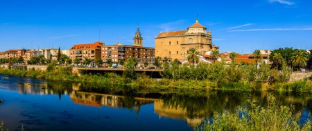 Téléchargez les photos : The Tajo River as it passes through Talavera de la Reina, Toledo, Spain - en image libre de droit
