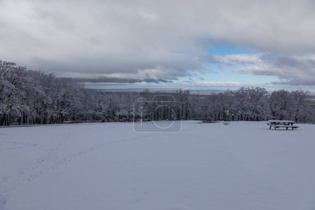 Téléchargez les photos : Environs de l'Ermitage d'Hontanares à Riaza, Ségovie, avec le sol couvert de neige - en image libre de droit