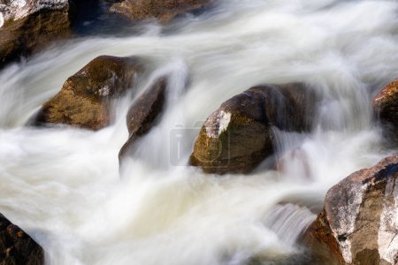 Téléchargez les photos : Rivière lozoya dans madrid coulant entre les rochers de granit - en image libre de droit