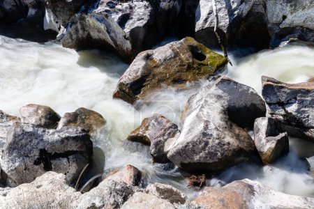 Téléchargez les photos : Rivière lozoya dans madrid coulant entre les rochers de granit - en image libre de droit