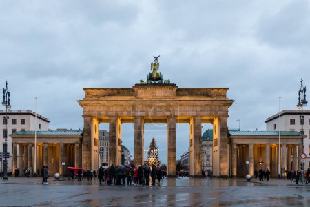 Foto de The Famous Brandenburg Gate in Berlin (en inglés). Alemania - Imagen libre de derechos