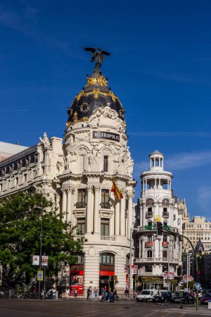Téléchargez les photos : Le Metropolis Building est un immeuble de bureaux à Madrid, à l'angle de la Calle de Alcala et Gran Via - en image libre de droit