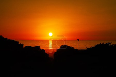 Téléchargez les photos : Coucher de soleil sur la plage de La Barrosa à Sancti Petri, Cadix, Espagne - en image libre de droit
