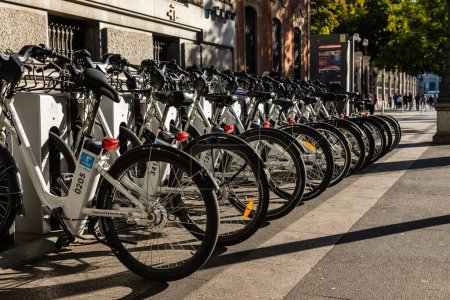 Foto de Aparcamiento para bicicletas de alquiler del servicio BiciMAD del Ayuntamiento de Madrid - Imagen libre de derechos
