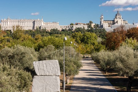 Téléchargez les photos : Madrid, Espagne skyline à Santa Maria la Real de La Almudena Cathédrale et le Palais Royal avec parc Casa de Campo - en image libre de droit