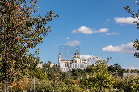 Téléchargez les photos : Madrid, Espagne skyline à Santa Maria la Real de La Almudena Cathédrale et le Palais Royal avec parc Casa de Campo - en image libre de droit