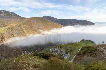 Tal von Lietariegos, es Asturien, Spanien, vom Morgennebel bedeckt