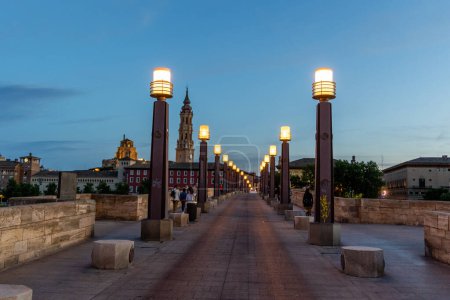 Foto de Zaragoza, España - 01 de mayo de 2023: puente medieval llamado Puente de Piedra que cruza el río Ebro mientras atraviesa la ciudad de Zaragoza, España - Imagen libre de derechos