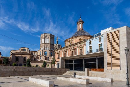 Téléchargez les photos : Vue sur les différents bâtiments et rues de la ville de Valence, Espagne - en image libre de droit