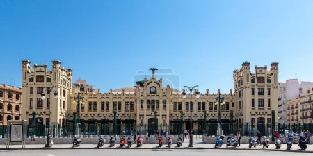 Téléchargez les photos : Vue sur les différents bâtiments et rues de la ville de Valence, Espagne - en image libre de droit