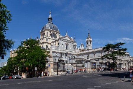 Téléchargez les photos : Madrid, Espagne - 18 mai 2014 : Cathédrale de l'Almudena dans la ville de Madrid, Espagne - en image libre de droit