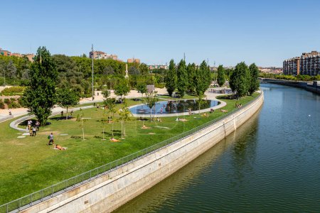 Téléchargez les photos : Parc sur la rive de la rivière Manzanares de Madrid connu sous le nom de Madrid Rio - en image libre de droit