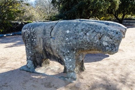 Téléchargez les photos : Les taureaux de Guisando sont un ensemble de sculptures celtibériennes situées sur la colline de Guisando dans la municipalité d'El Tiemblo, Avila, Espagne.Les taureaux peuvent avoir été faites au cours du IIe siècle avant JC - en image libre de droit