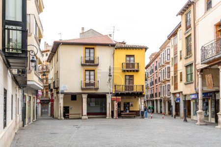 Téléchargez les photos : Aranda de Duero, Espagne - 12 octobre 2023 : bâtiments du centre historique de la ville d'Aranda de Duero dans la province de Burgos, Espagne - en image libre de droit