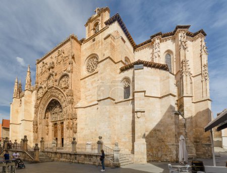 Téléchargez les photos : Aranda de Duero, Espagne - 12 octobre 2023 : façade de l'église de Santa Maria la Real du centre historique de la ville d'Aranda de Duero dans la province de Burgos, Espagne - en image libre de droit