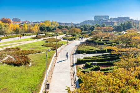 Téléchargez les photos : Madrid, Espagne - 19 novembre 2023 : automne dans le parc de Madrid appelé Madrid River sur les rives de la rivière Mnazanares à Madrid, Espagne - en image libre de droit