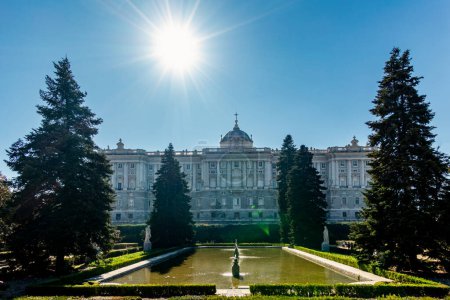 Téléchargez les photos : Madrid, Espagne - 19 novembre 2023 : automne dans les jardins appelés Jardines de Sabatini sur les rives de la rivière Mnazanares à Madrid, Espagne - en image libre de droit