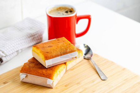 Foto de Sobaos pasiegos, típico dulce de Cantabria en España, listo para desayunar - Imagen libre de derechos