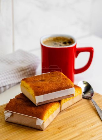 Foto de Sobaos pasiegos, típico dulce de Cantabria en España, listo para desayunar - Imagen libre de derechos