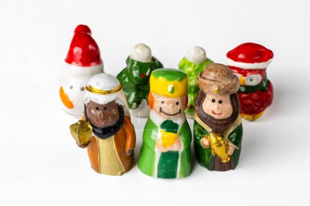 Téléchargez les photos : Poupées qui se cachent dans le dessert de Noël appelé Roscon de Reyes pour suivre la tradition et couronner la personne qui le trouve comme roi - en image libre de droit