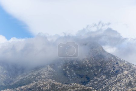Berglandschaft in der Sierra de Guadarrama von Madrid im Nebel