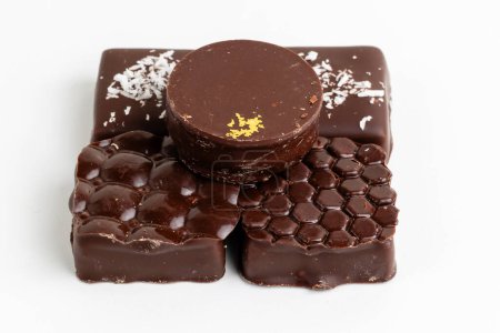 Téléchargez les photos : Bonbons au chocolat de différentes formes - en image libre de droit