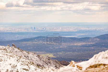 Blick auf die Stadt Madrid vom schneebedeckten Hafen Navacerrada