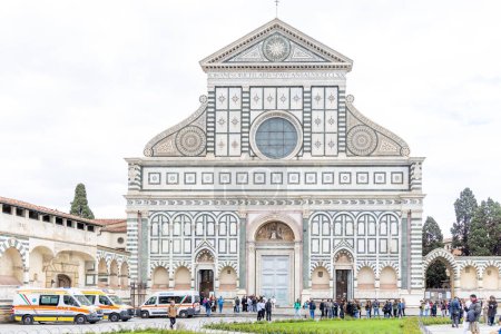 Foto de Florencia, Italia - 10 de abril de 2024: Basílica de Santa Maria de Novella en Florencia con sus alrededores llenos de turistas en Florencia, Italia - Imagen libre de derechos