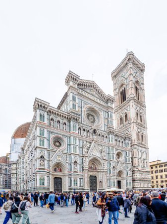 Foto de Florencia, Italia - 10 de abril de 2024: Catedral de Florencia con sus alrededores llenos de turistas en Florencia, Italia - Imagen libre de derechos