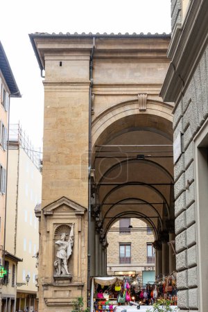 Foto de Florencia, Italia - 10 de abril de 2024: calles del centro de Florencia con sus alrededores llenos de turistas en Florencia, Italia - Imagen libre de derechos