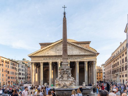 Téléchargez les photos : Rome, Italie - 09 avril 2024 : Vue du Panthéon à Rome avec des touristes qui encombrent ses environs à Rome, Italie - en image libre de droit