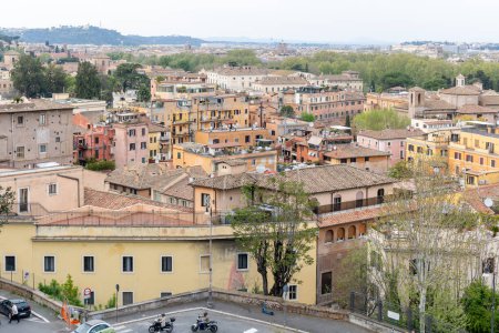 Téléchargez les photos : Rome, Italie - 09 avril 2024 : Vue sur le toit de Rome avec des touristes qui encombrent ses environs à Rome, Italie - en image libre de droit