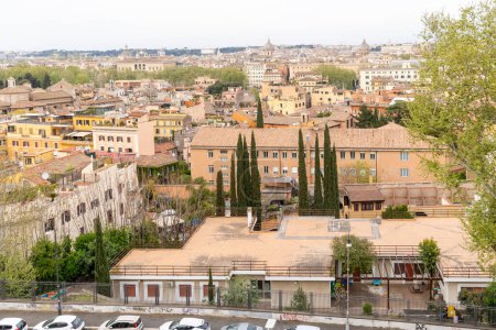 Téléchargez les photos : Rome, Italie - 09 avril 2024 : Vue sur les toits de Rome avec des touristes qui encombrent ses environs à Rome, Italie - en image libre de droit